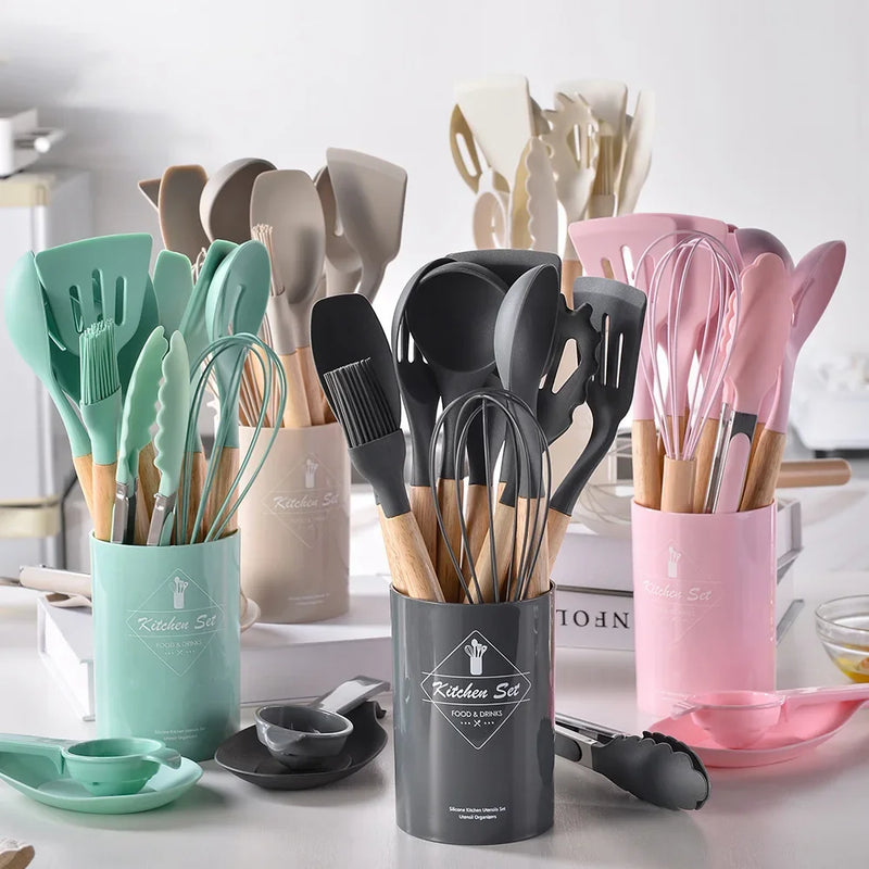 Conjunto Premium de Utensílios de Cozinha: 12 Peças em Silicone com Cabo de Madeira - Antiaderentes e Versáteis - Inclui Espátula, Pá, Batedores de Ovos e Mais - BDZ